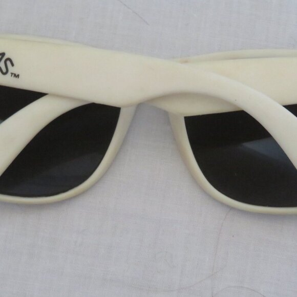 Foster Grant Wubbas Sunglasses Pre-Loved (230V) - Picture 3 of 6